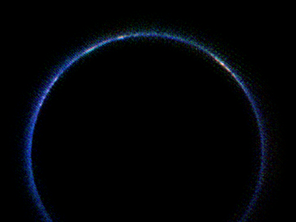NASA公布冥王星的新照片：它的大氣層是藍色的！