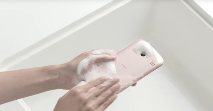手機髒了直接用肥皂水清洗，京瓷推出可跟你一起洗澡的Rafre KYV40智慧手機