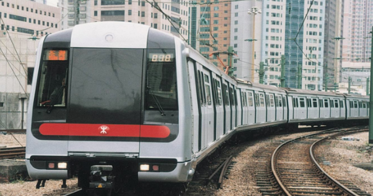 香港地鐵昨晚一列列車起火，17人受傷、2人命危，起火原因為有人在車上自焚
