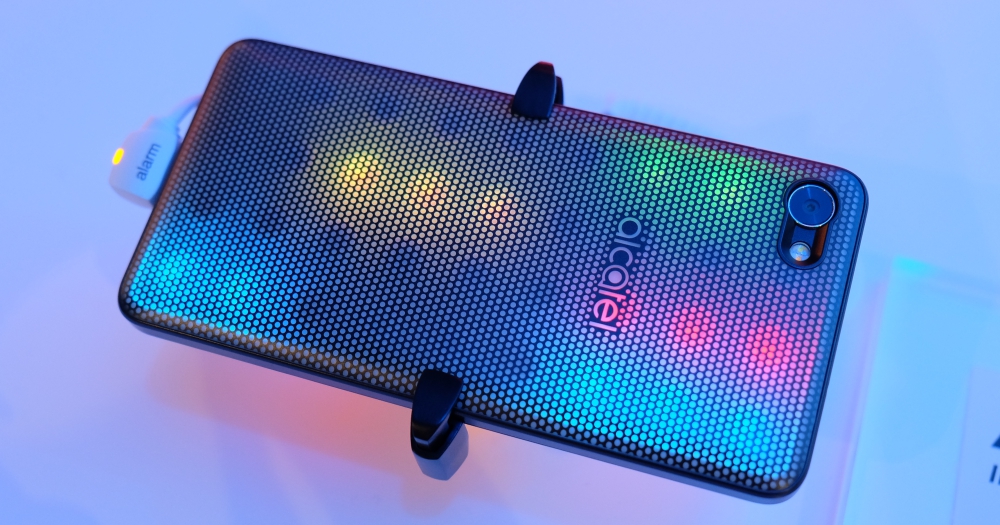 Alcatel 發表模組化手機 A5，但更特別的是這個七彩閃亮霓虹 LED 背蓋