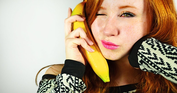 看來搞笑的香蕉手機只要台幣1200元、還可減少暴露電磁波的風險，是不是很健康！