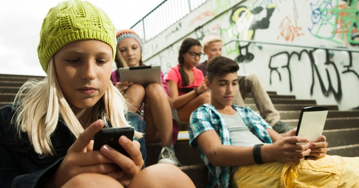 法國政府宣布自明年九月起，中小學學生禁止在校內使用手機