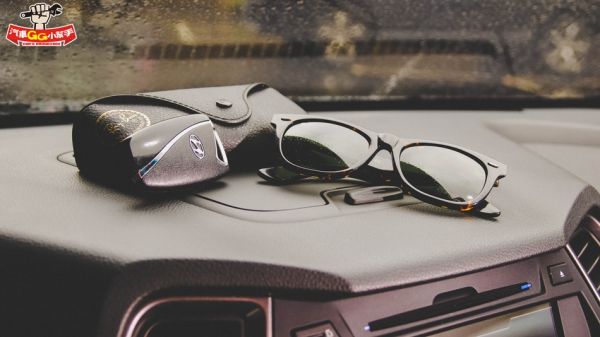 下雨天開車「霧茫茫」，戴上太陽眼鏡真的能給你「好視線」嗎?