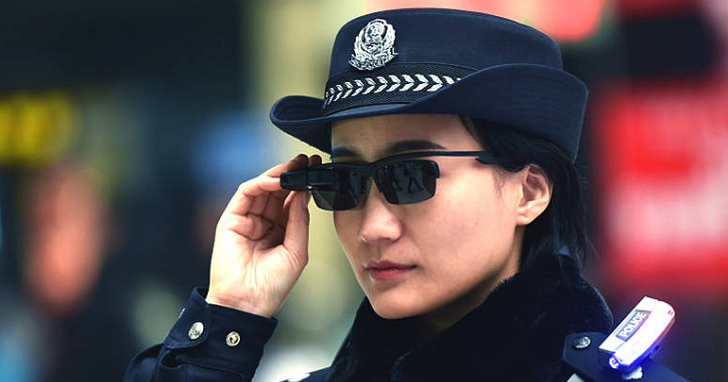 中國鐵路警察啟用智慧型眼鏡即時辨識人臉，今年已當場抓到30多名嫌犯