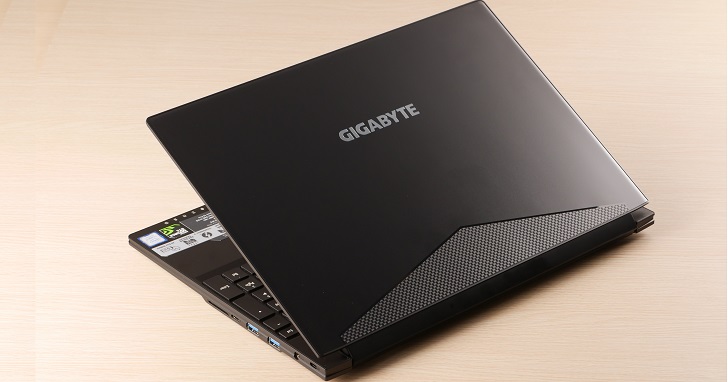 GIGABYTE AERO 15X 評測：Intel 六核心效能筆電，具備 4K 解析度、5mm 極窄邊框、18mm 輕薄機身