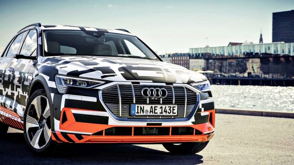 以後開車沒有死角了！Audi e-tron「虛擬後視鏡」首度登場