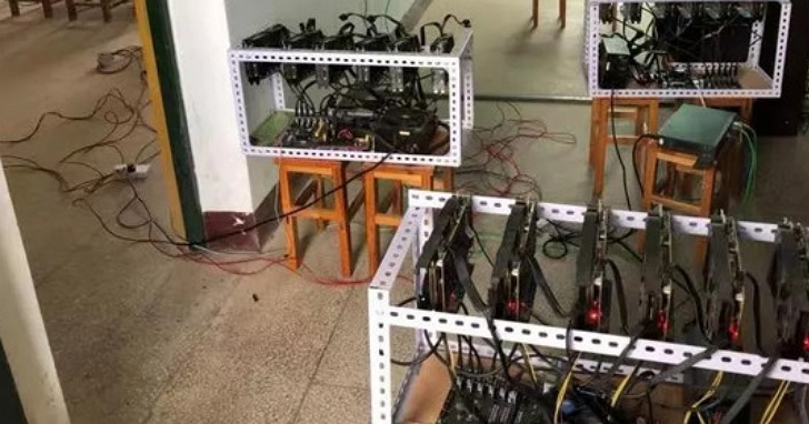 中國一所中學電腦教室網路總是不順、半夜教室傳出怪聲音...追查發現原來是校長偷偷放了九台挖礦機