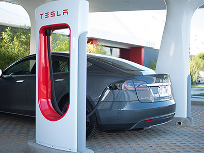 Tesla Model S父女檔完成橫跨北美壯舉，完全沒花半毛錢充電！