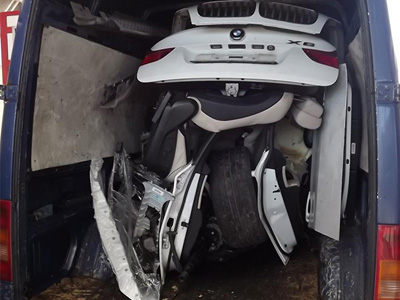 BMW X6贓車分屍塞在 VW箱型車裡闖關失敗！就差那麼一點就賺到了！