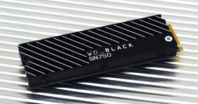 配備 EKWB 散熱片大幅降溫，WD Black SN750 NVMe SSD 散熱片版本對比實測