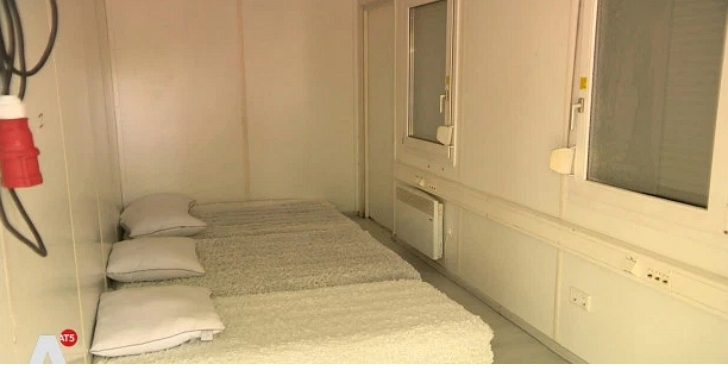 英國男子在 Airbnb 花四千元訂「乾淨小屋」，到了現場發現是貨櫃箱不說、這「獨立衛浴」完全不行啊！