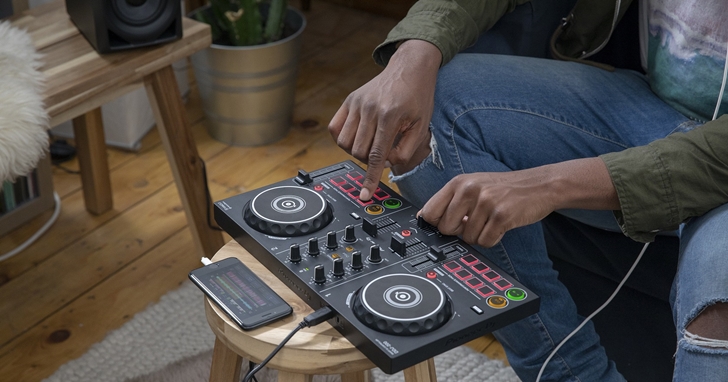 想當 DJ 不是夢！Pioneer DJ 在台上市入門款 DJ 控制器 DDJ-200，售價 5,500 元