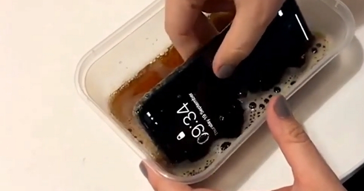 iPhone 11 Pro完全浸泡可樂會怎麼樣？YouTuber實測給你看