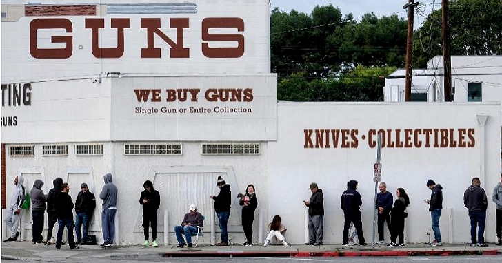 搶完衛生紙接力買槍「超前部署」，加州居民開始排隊買槍、囤積子彈