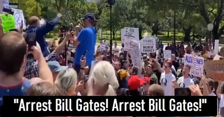 美國上百名示威者高喊「逮捕比爾‧蓋茲」，指他利用肺炎疫情謀取私利