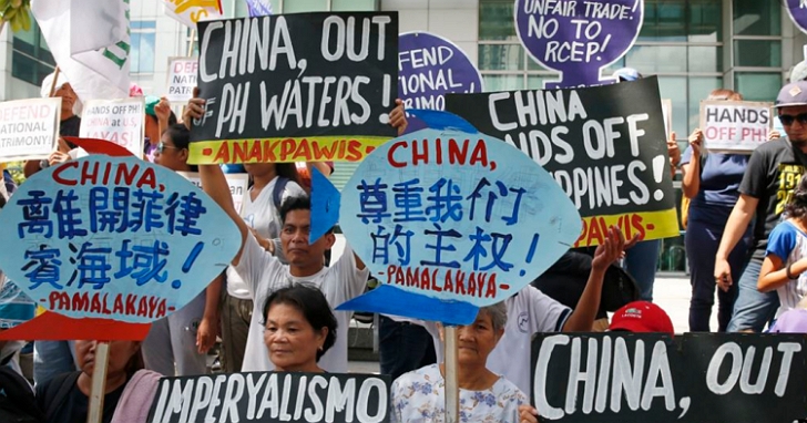 中國駐菲使館發表防疫歌曲「同一片海」提油救火，惹毛菲律賓民眾憤怒抗議「滾出我們的海」