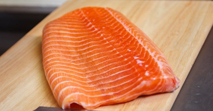 北京疫情傳出與鮭魚有關，一堆餐廳突然跳出來自首「我們賣的生魚片是假鮭魚」
