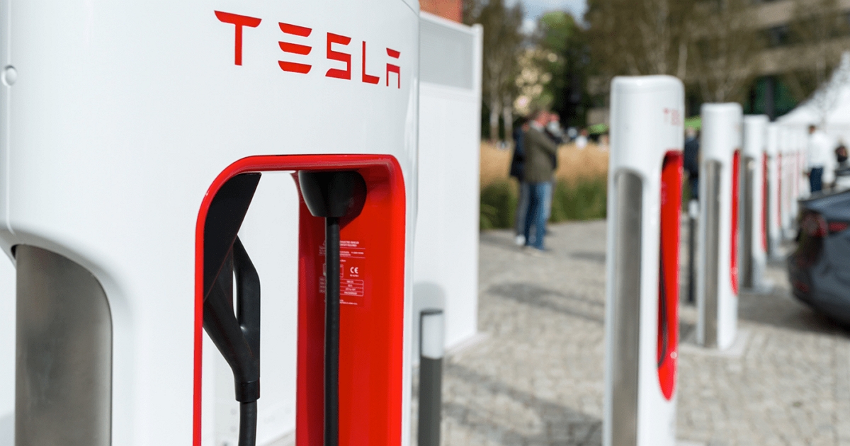 Model 3在南昌充電後關不上車窗、銷售員說國家電網不穩定害的,兩天後官方連忙道歉