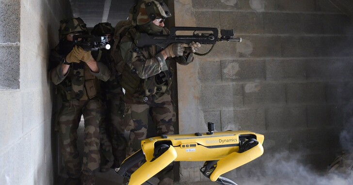 法國陸軍將波士頓動力的機器狗 Spot，投入戰場訓練探討實用可能性