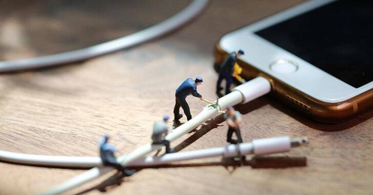 iPhone 的原廠Lightning傳輸線為何容易壞？被拔斷、金手指變黑、這些蘋果沒想過要解決嗎？