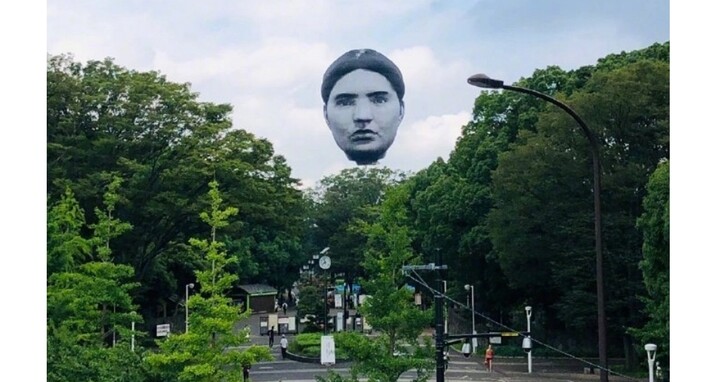 東京奧運賽場上空浮現「大臉妹」，6層樓高的臉孔盯到你心裡發毛