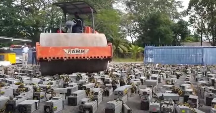 馬來西亞將1000多台比特幣礦機「就地正法」，直接用壓路機碾平