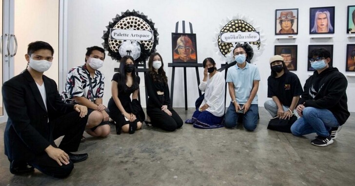泰國女畫家為動漫中死去的角色舉辦肖像展，粉絲還能現場舉辦追思會
