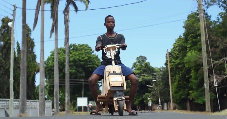 非洲男孩用木頭製作土炮電動機車，太陽能發電還支援藍牙通話