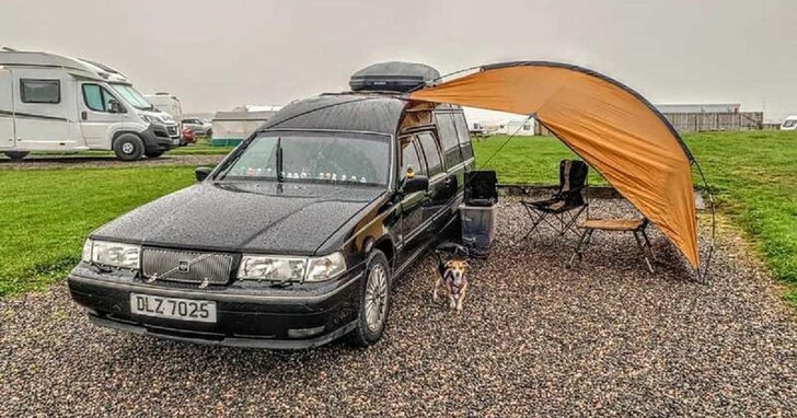 國外夫妻將靈車改裝成露營車，雖然很適合但睡起來會不會涼涼的？