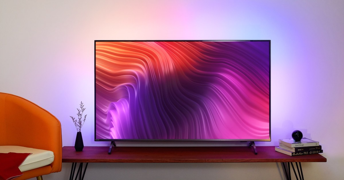 飛利浦全新 4K 大型智慧顯示器 8500 系列在台上市，配備情境光源技術、抗菌遙控器與 Apple TV+