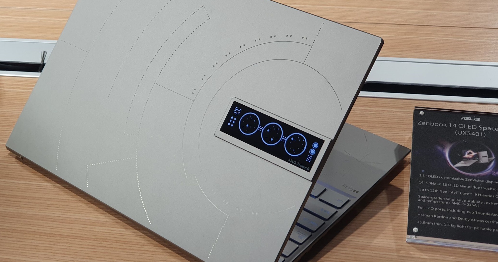 ASUS推出Zenbook 14 OLED,還有附帶小螢幕的軍規太空版本
