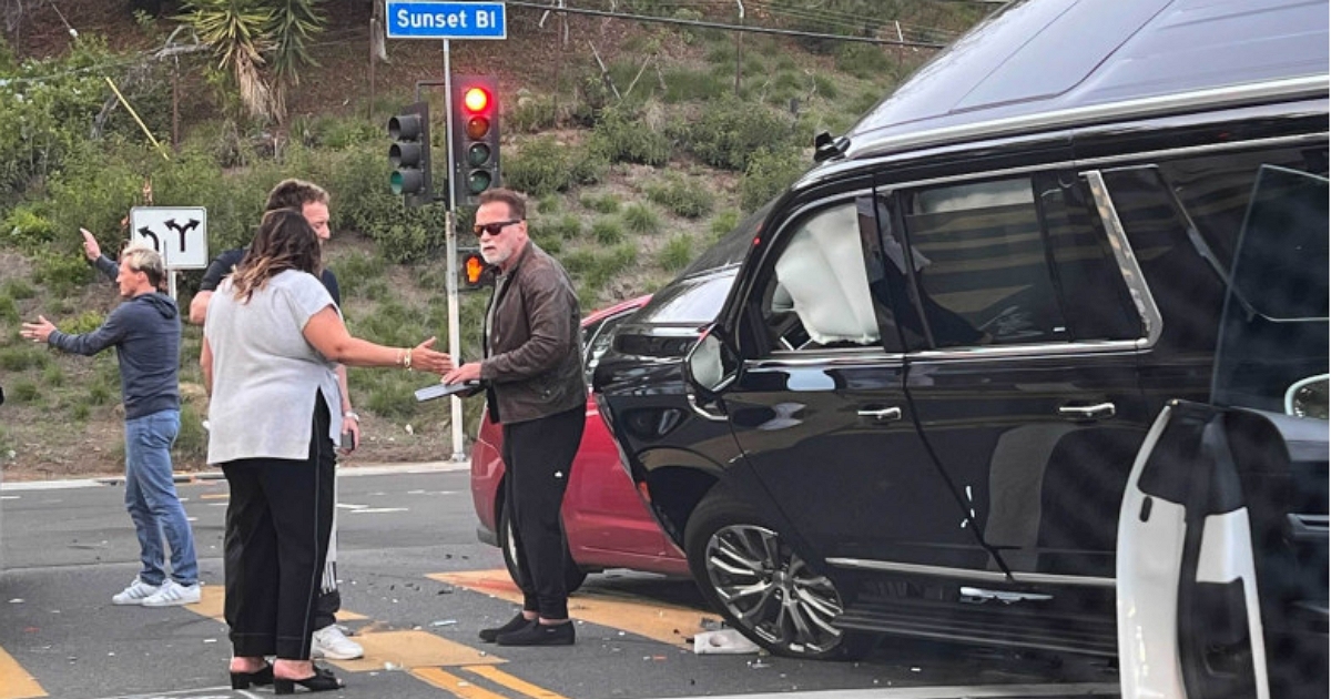 阿諾史瓦辛格疑違規釀禍,SUV轉彎沒在怕直接騎上對車、終結Toyota Prius車頂
