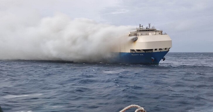 載有4000輛汽車貨輪失火船員棄船，保時捷、奧迪隨船悶燒、電動車可能成助燃劑