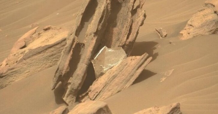NASA毅力號火星探測器，在火星岩石上發現閃亮的「人造垃圾」