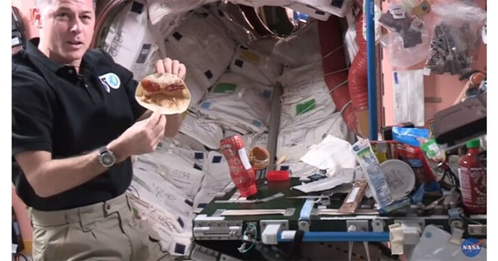 在太空中的太空人為何不被允許吃麵包？