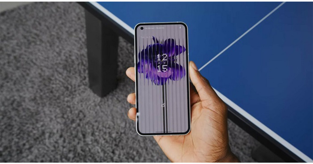 多名Nothing Phone(1)用戶回報穿孔螢幕出現「綠暈」問題，可能為硬體缺陷無法解決