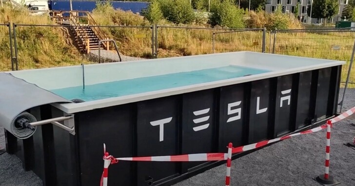 特斯拉開始在超級充電站部署行動游泳池，但網友取笑這泳池「另有用途」