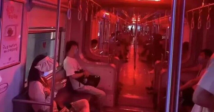 重慶地鐵因高溫限電關燈、車廂內泛紅光宛如鬼片，網友笑：這沉浸式體驗太強