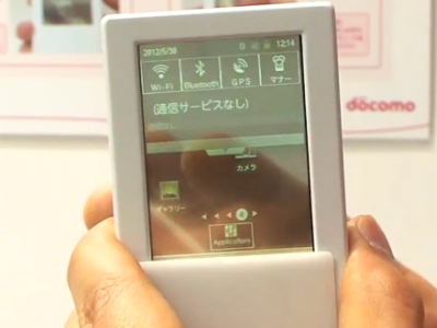 NTT Docomo 透明雙面觸控手機，搭載Android系統，正、背面都能操作