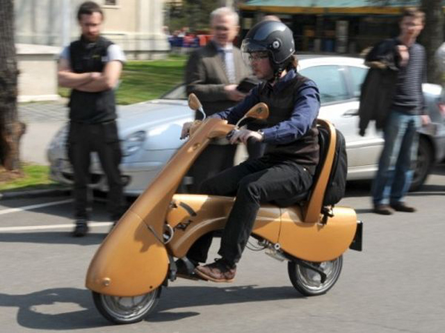不用停車位！都會通勤神器 Moveo 折疊電動車，2分鐘就能收好拉著走