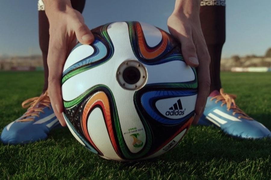 全新角度欣賞足球比賽！Adidas推出內建 6 個鏡頭的足球！