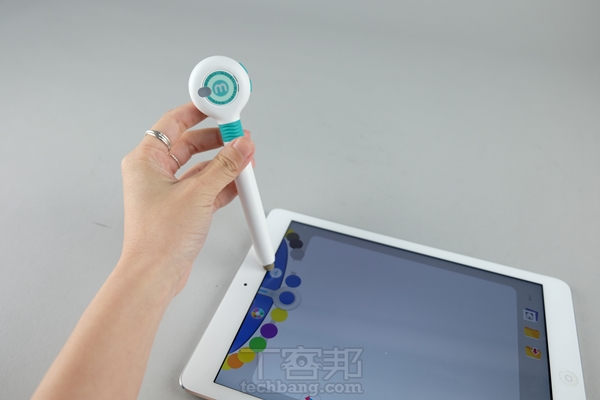 台灣開發，專為孩童設計，可到處吸顏色塗鴉的觸控筆：萌奇筆 Mozbii