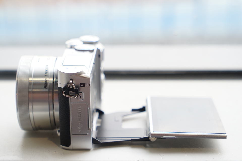 掌中自拍新寵Nikon 1 J5：復古銀黑、翻轉螢幕與4K 錄影，單鏡組售價僅 
