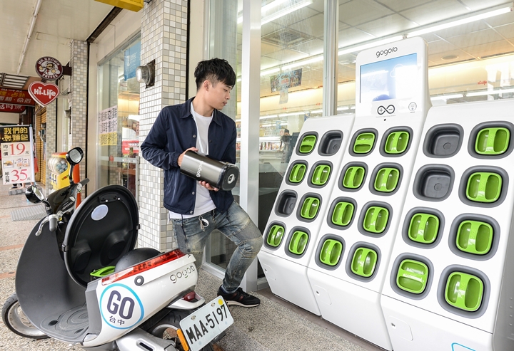 Gogoro 正式抵達台中 繼7 11 萊爾富後 全家便利商店也加入gostation 換電站 T客邦