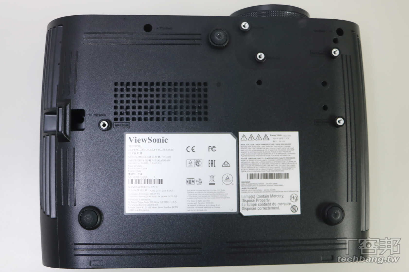 顏色精準、細膩，擁有重低音效果的投影機：ViewSonic Pro7827HD 開箱評測