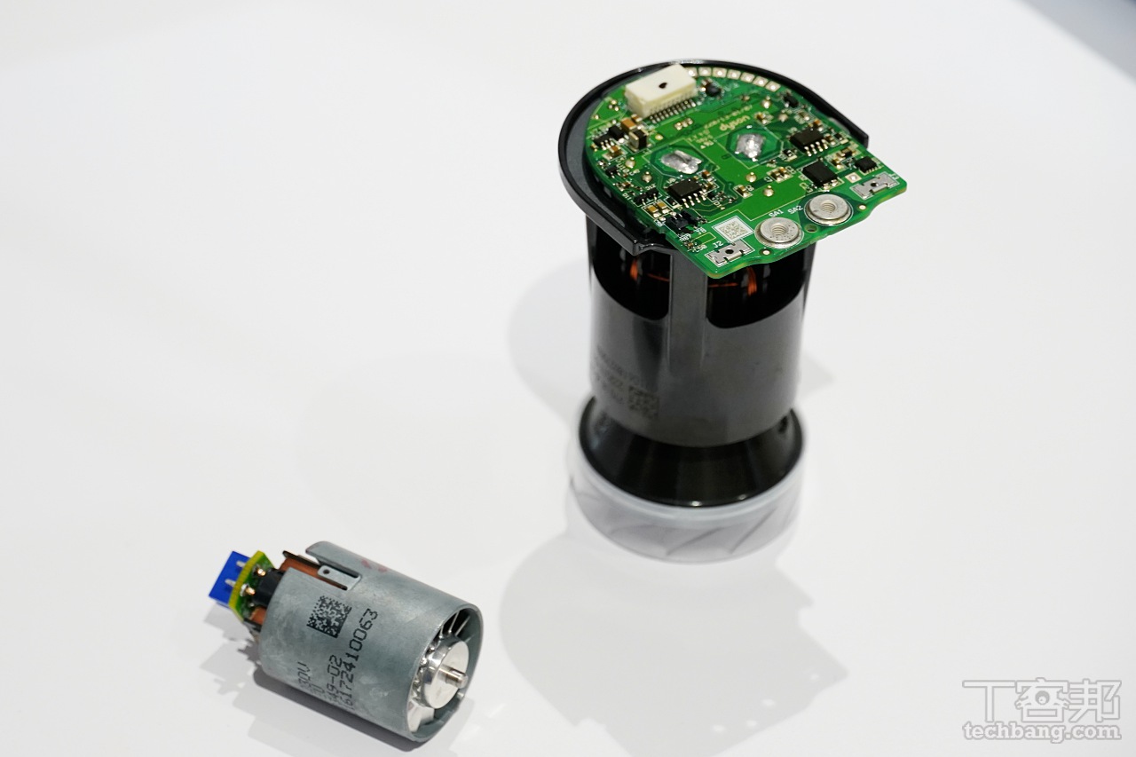 300個機器人、2.5秒誕生一顆馬達，解密 Dyson V10 神級吸塵器的核心