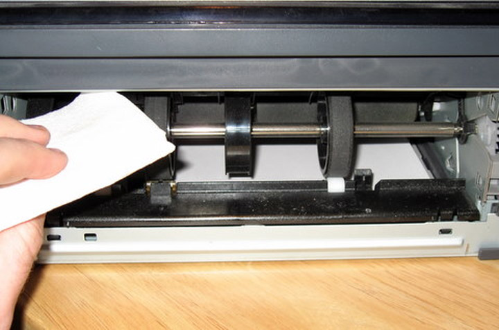 Принтер не видит бумагу что делать. Принтер Xerox ролик захвата бумаги. Принтер ксерокс не захватывает бумагу.