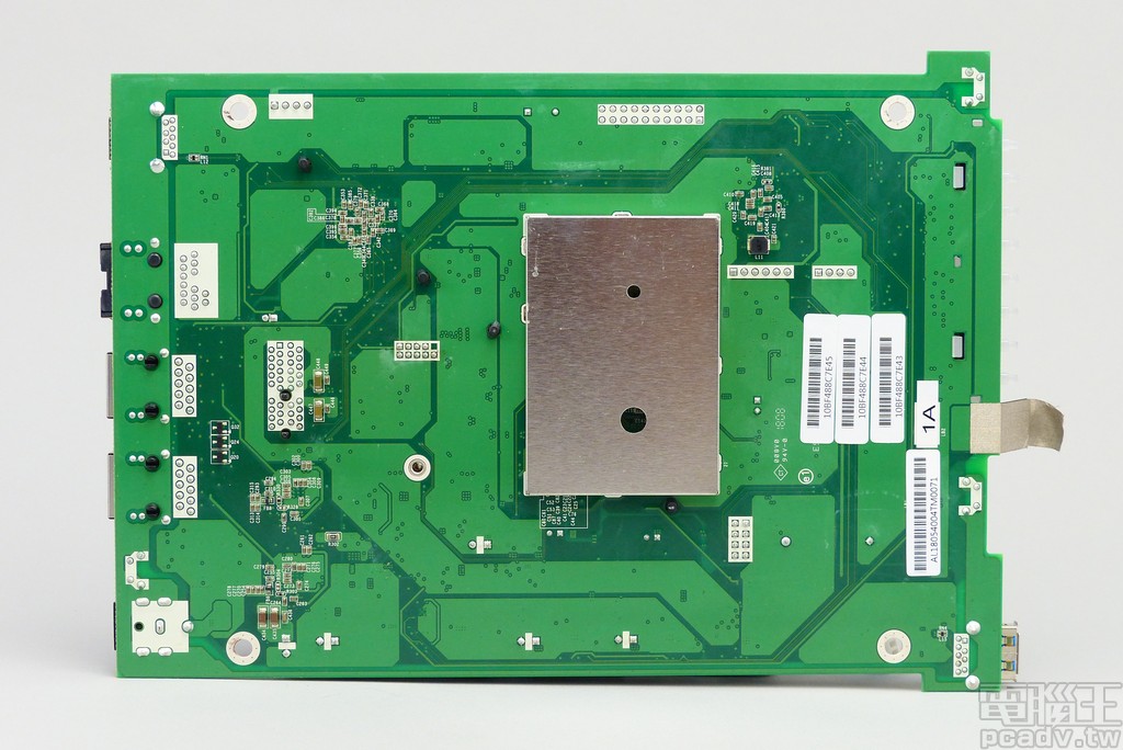 主要電路板背面一覽，SoC 處理器和記憶體佈線區加裝金屬 EMI 屏蔽