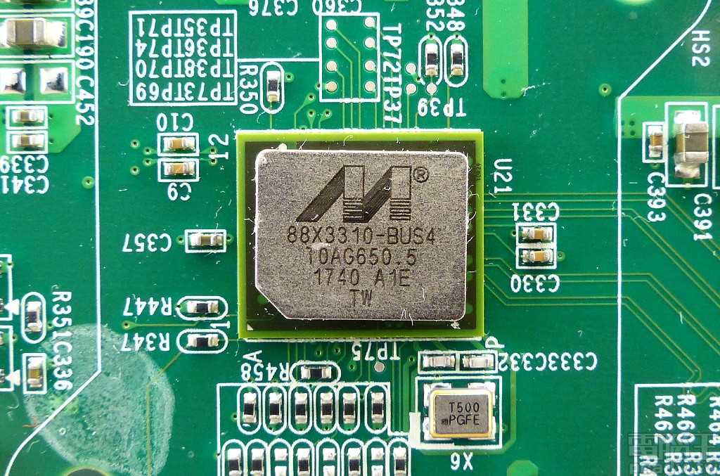 實體層 Alaska X 88X3310 收發晶片負責 1 個 RJ45 網路孔，支援 NBASE-T，最高支援 10Gbps 全雙工