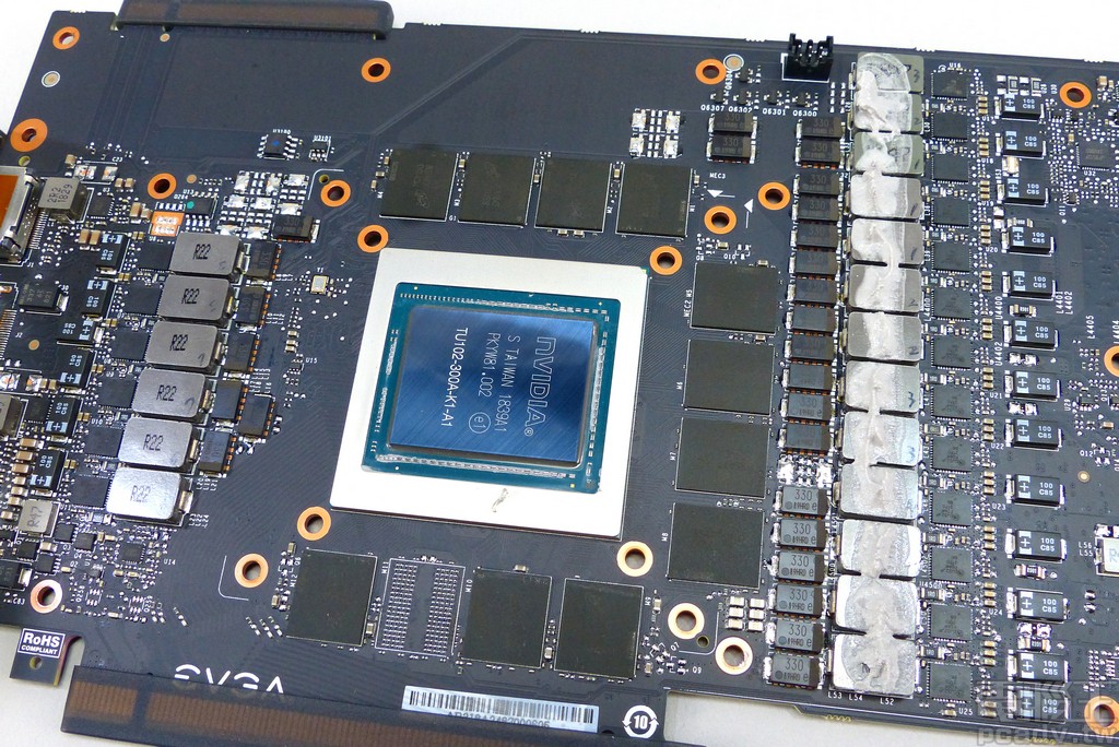 单相 2 颗 FDMF3170 后端各自衔接 1 颗 0.22μH 电感,8 相再并联 23 颗 SP-Cap 330μf 电容